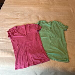 Set of 2 - women’s V-Neck T-Shirts - Pink & teal